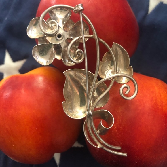 Vintage Sterling Silver Emerald Flower Brooch - Picture 2 of 6